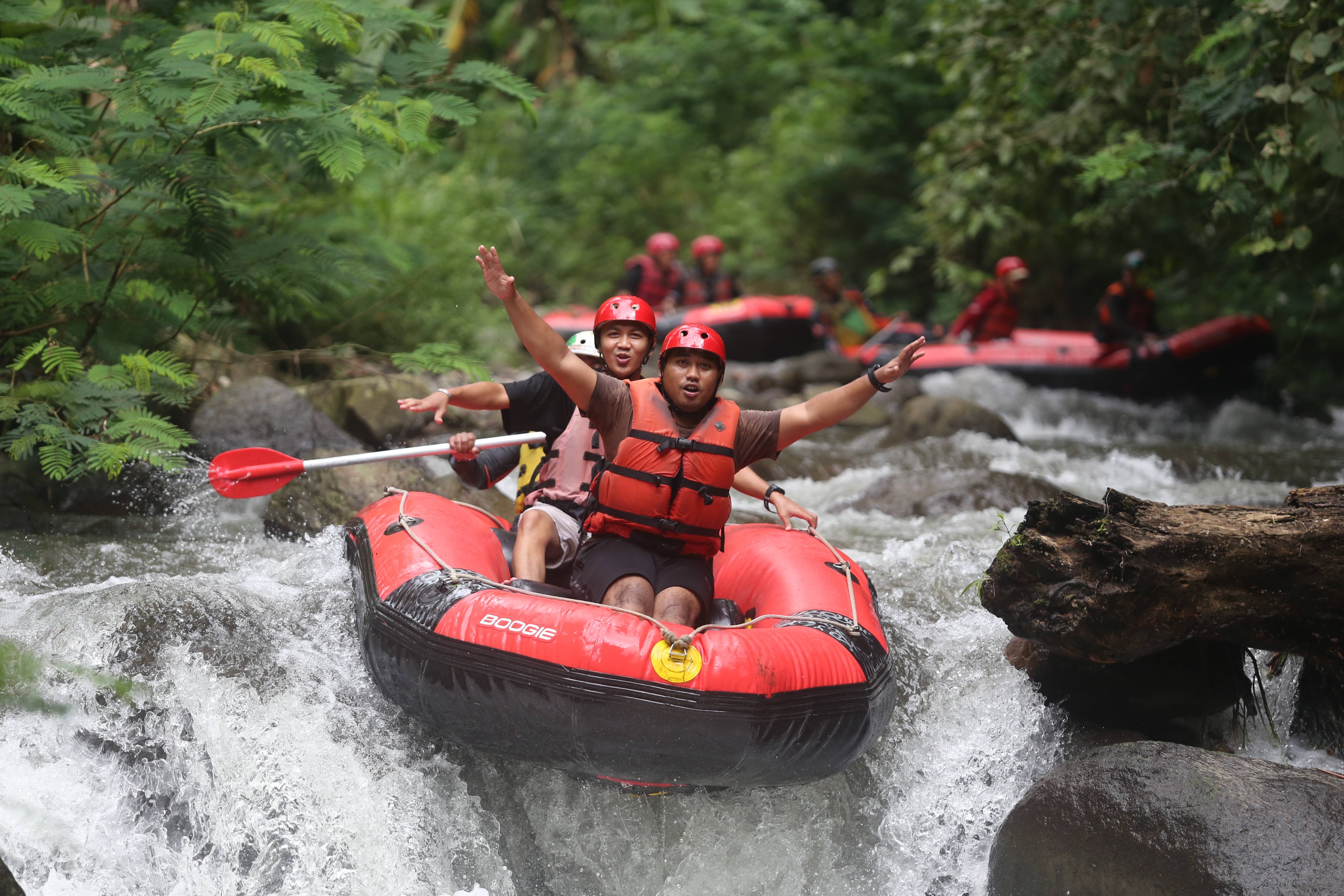 Peserta menikmati rafting Pacet